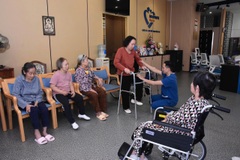 Viện dưỡng lão bán trú: Giảm gánh nặng cho gia đình ít con