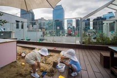 Hàn Quốc: Doanh nghiệp chi tiền khuyến khích nhân viên sinh con