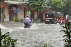 Khi tình người và lợi ích va chạm giữa dòng nước lụt