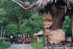 Đưa du khách đến với bản nghèo