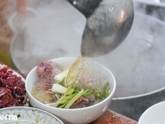 Quán phở mặn nhất Hà Nội, giá "chát" 80.000 đồng/bát vẫn nườm nượp khách