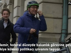 Bộ trưởng Đức đạp xe tới lễ nhậm chức