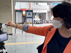 Người dân quét mã QR qua "mắt thần" ở ga Cát Linh - Hà Đông