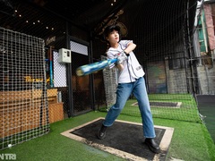 Đánh bóng chày trong lồng - trải nghiệm mới của giới trẻ TPHCM