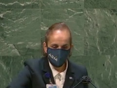 Nhân viên Liên Hợp Quốc vệ sinh bục phát biểu của các nhà lãnh đạo