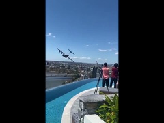 Thót tim máy bay "ngựa thồ" khổng lồ Australia lách qua hàng loạt cao ốc