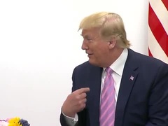 Phiên dịch viên xinh đẹp gây "sốt" trong cuộc gặp Trump - Putin