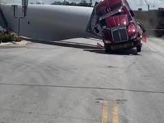 Xe siêu trường liều lĩnh vượt đường sắt khi tàu đang đến và cái kết