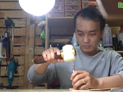 Bỏ việc ngân hàng, chàng cử nhân trẻ theo đuổi nghệ thuật điêu khắc trên da