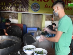 Quán "phở gánh": Bánh phở "khổng lồ", cân từng hoa thịt bò, ngày hết 300 tô