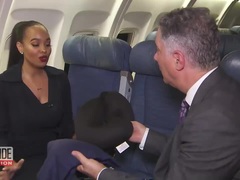 Tiếp viên hàng không tiết lộ lý do không nên gọi cafe khi bay