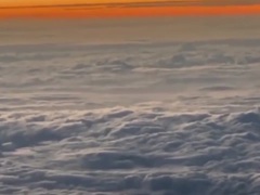 Sửng sốt cả chục vật thể bay phát sáng di chuyển ở độ cao 12 km