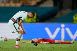 Ronaldo tức giận ném băng đội trưởng sau khi Bồ Đào Nha bị loại