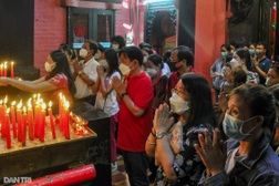 Người dân Sài Gòn tấp nập đến chùa "xin con" trong ngày đầu năm