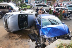 Choáng trước khả năng "hồi sinh" ô tô tai nạn của thợ Việt