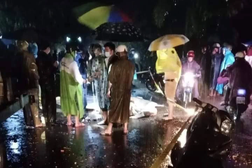 Hai thiếu niên đi xe máy tử nạn trong cơn mưa lớn