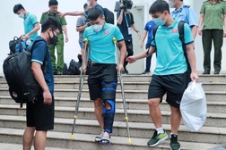 Lê Văn Xuân chống nạng, lỡ hẹn trận chung kết SEA Games