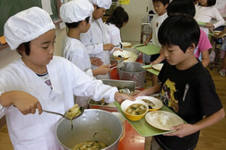 Tiết lộ bất ngờ về bữa ăn trưa của học sinh Nhật Bản