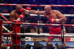 Tyson Fury đánh bại Derek Chisora để giữ đai vô địch WBC