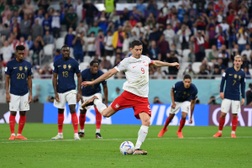 Vì sao Lewandowski được đá lại quả phạt đền ở trận gặp Pháp?
