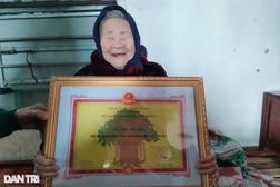 Cụ bà 110 tuổi đọc thơ mừng sinh nhật giữa gia đình hơn 100 con cháu