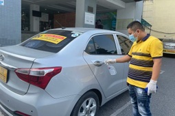 "Đói khách", nhiều tài xế "khóc" vì không đủ bù tiền xăng, phí xét nghiệm