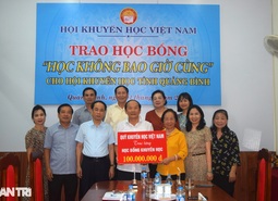 Hội Khuyến học Việt Nam trao 200 triệu đồng đến học sinh nghèo vượt khó