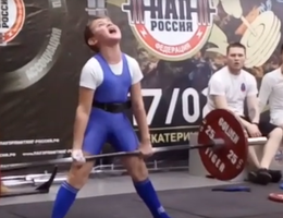 Bé 11 tuổi nâng tạ 100 kg