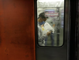 Hỏng thang cuốn ở nhà ga tàu điện ngầm vì vấn nạn “tiểu đường” tùy tiện