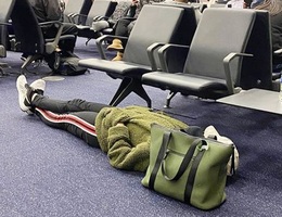 Nữ hành khách nằm thẳng cẳng trên sàn phòng chờ sân bay