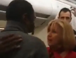 Ẩu đả trên máy bay: Hành khách nhổ nước bọt vào mặt và tát nữ tiếp viên