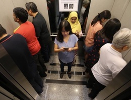Singapore: Lạ mắt hình ảnh người đi thang máy trong Maybank Tower