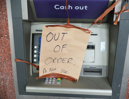 Nông dân Mỹ tát ao, tìm thấy nguyên... một cây ATM