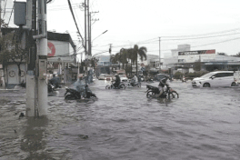 Heavy rain floods multiple roads in Ca Mau