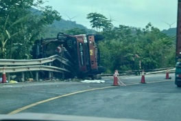 Truck overturns on Quang Tri highway, three killed