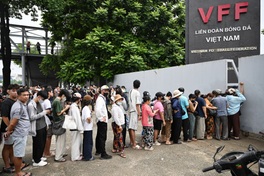 Fans queue for Vietnam-Cambodia ASEAN Cup tickets