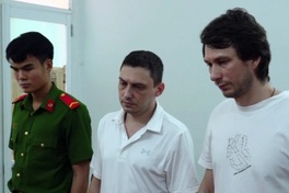Khanh Hoa police hand over two wanted Russians to authorities