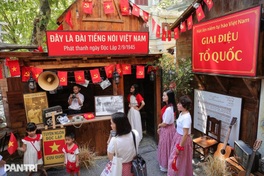 Hanoi parade views coffee shops in high demand