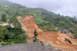 Thousands of foreign tourists remain stranded in flood-hit Sapa