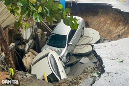 Sinkhole opens on Danang street, swallowing parked cars