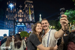 Crowds flock to Hanoi and Ho Chi Minh City churches for Christmas