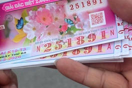 Tay Ninh lottery winner buys cars to thank former ex-boss