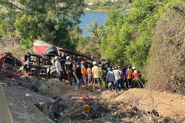 Coach plunges into Lam Dong ravine, four dead