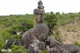 Giant stacked rocks on Central Highlands mountain intrigue visitors