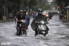 Heavy rain floods roads, stalls traffic in HCM City