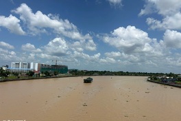 High tides threaten flooding in Can Tho, Vinh Long