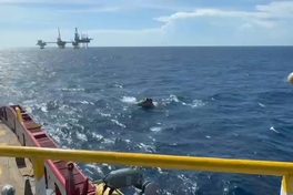 Four fishermen rescued after boat sinks off Mui Ne