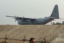 Máy bay chở Thủ tướng Ấn Độ hạ cánh xuống đường cao tốc
