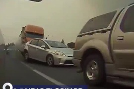 Kinh hoàng xe tải đâm liên hoàn 11 ô tô trên đường cao tốc Mỹ