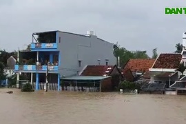 Phú Yên: Gần 30.000 ngôi nhà chìm trong biển nước, 4 người chết và mất tích